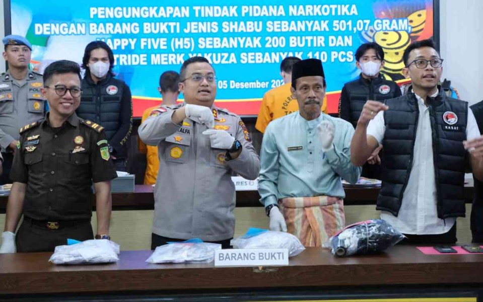 Kelabui Petugas, Kurir Narkoba di Meranti Ikat BB 1,5 Kg di Paha Kiri dan Kanan