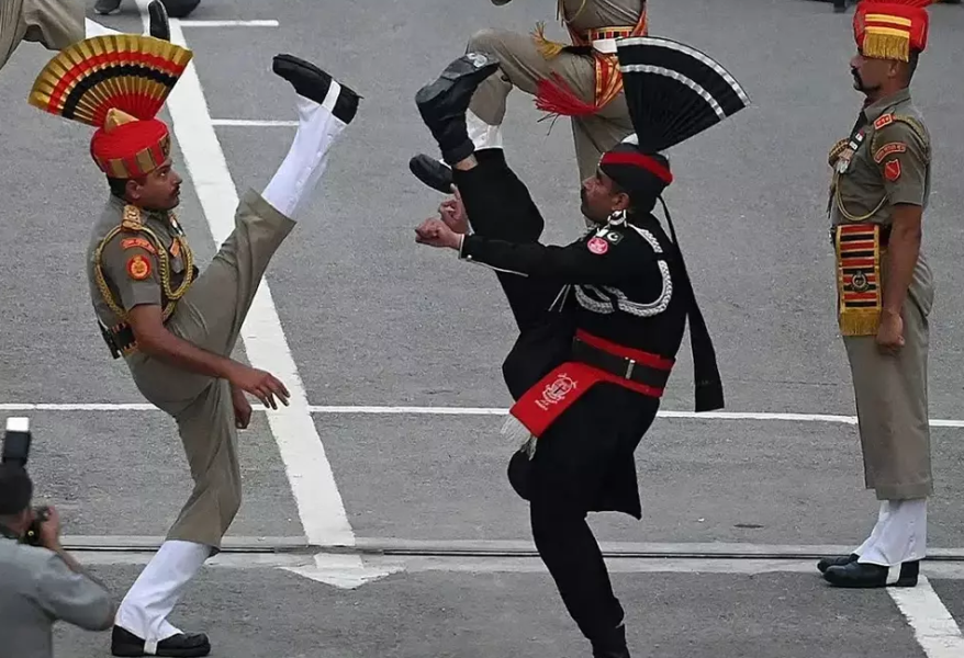 Demi Gengsi Negara, Pasukan Perbatasan India-Pakistan Adu Kumis