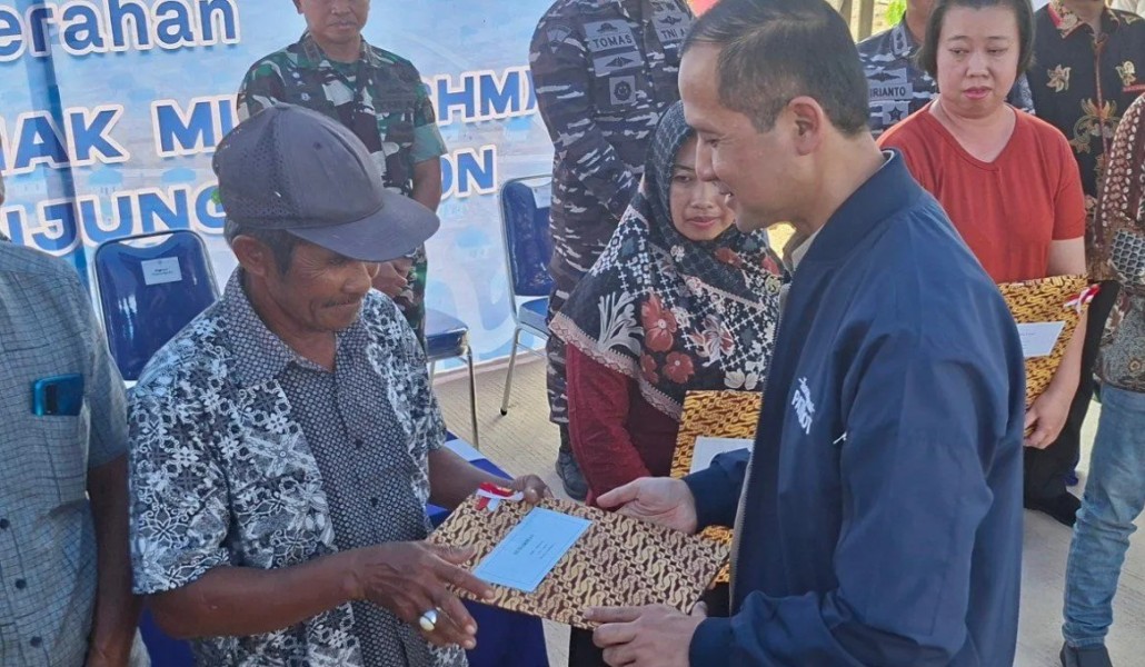 Mentrans Serahkan 45 SHM Pada Warga Rempang Yang Transmigrasi ke Tanjung Banun