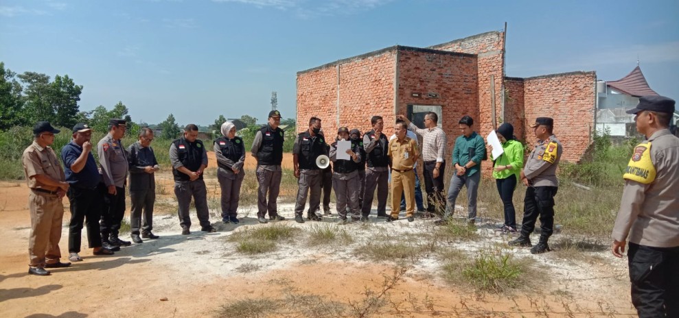 Pengosongan Lahan,Eksekusi  Bangunan Setengah Jadi Dirobohkan