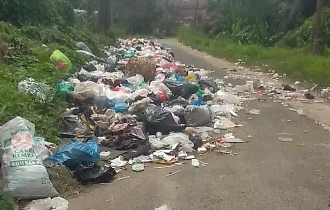 Sampah Menggunung Nyaris Tutup Akses Jalan di Teluk Kuantan