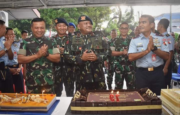 Danrem 031/Wira Bima Berikan Surprise kepada Dansat Brimob Polda Riau dalam Rangka HUT Brimob ke-79