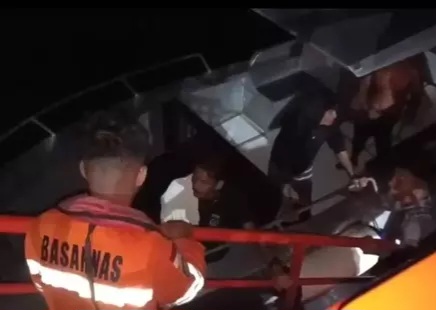 Kapal Nyaris Karam di Laut Mentawai, 10 WNA Selamat dari Bahaya