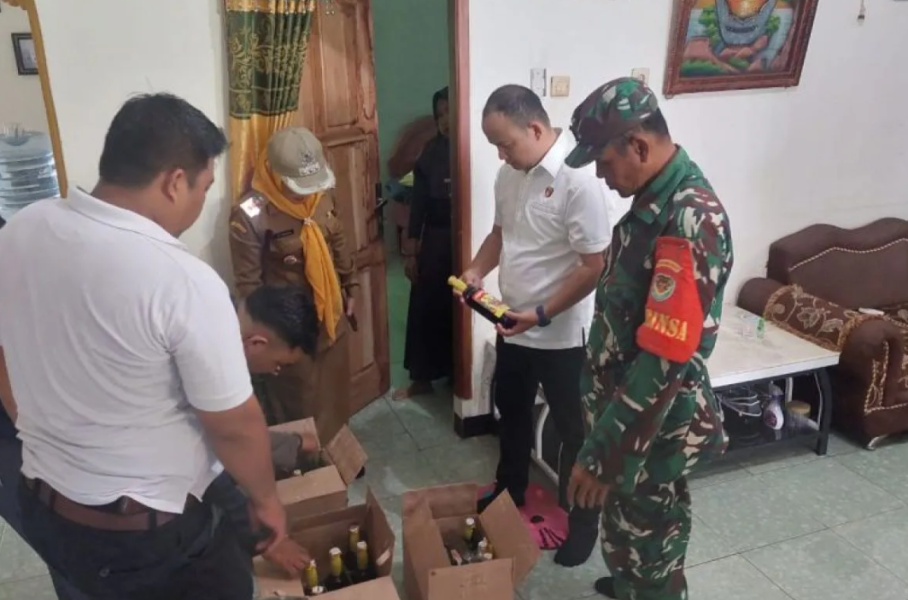 Polisi Sita Barang Bukti Miras dan Petasan di Pamarayan Serang