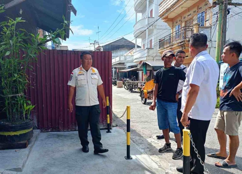 Minta Dibongkar, Satpol PP Meranti Datangi Pemilik Pagar Seng di Pinggir Jalan