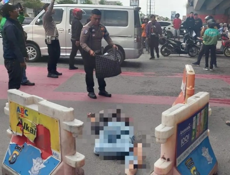 Hilang Kendali Pengendara Motor di Pekanbaru Jatuh dari Fly Over