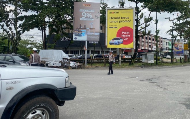Truk ODOL Perparah Kemacetan di Bundaran Tugu Songket Panam