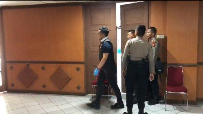 25 Boks Disita Polisi Dari Kantor DPRD Riau