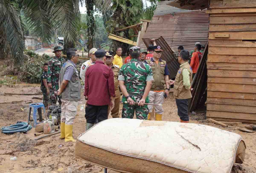 Pemprov Riau Salurkan 2,5 Ton Beras untuk Korban Banjir di Inhil