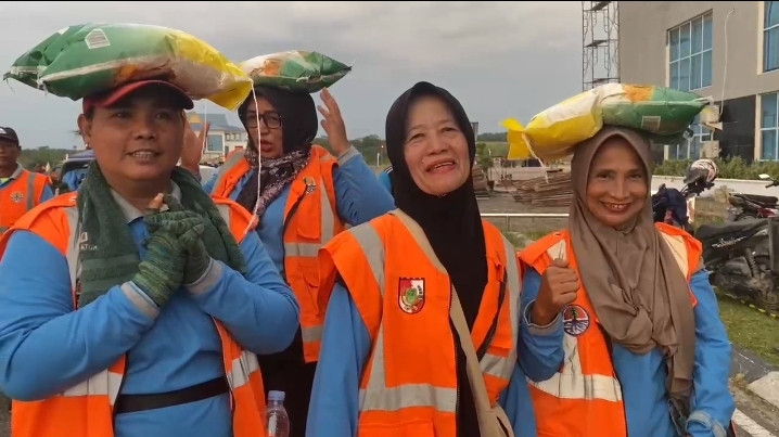 Pemko Pekanbaru Bagikan 1.991 Paket Sembako Gratis untuk Pasukan Kuning