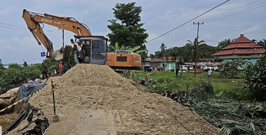 Longsor di Jalan Lintas Rengat-Tembilahan, PUPR Riau Turunkan Alat Berat dan Material