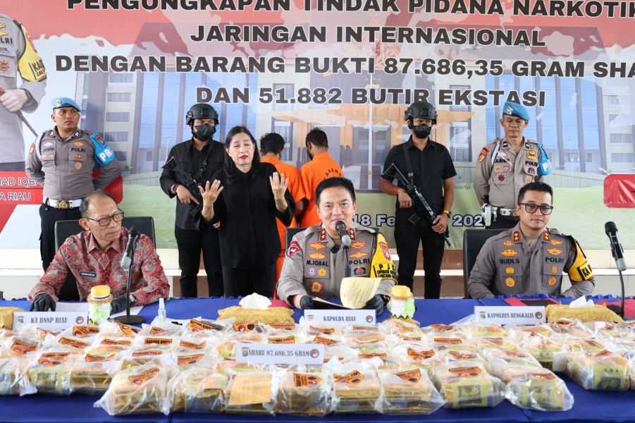 Sebanyak 87,686 Kg Sabu dan 51.882 Butir Pil Ekstasi Hasil Sitaan Polda Riau Berasal dari Malaysia