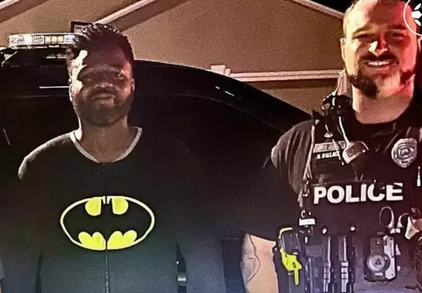 Pria Berpakaian Batman Tangkap Pencuri di Rumah Tetangga