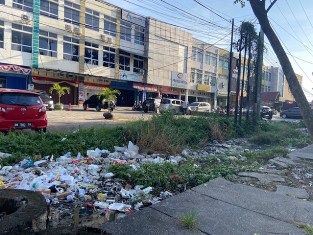 Drainase di Jalan Arifin Achmad Dipenuhi Sampah, Timbulkan Bau dan Genangan