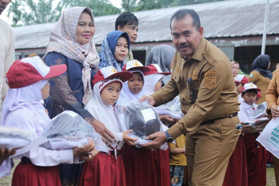 Orang Tua Siswa Sungai Apit Bersyukur Terima Seragam Sekolah Gratis, Nora: Sangat Membantu Kami