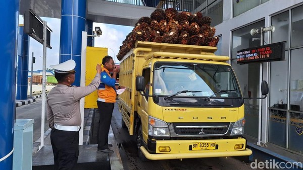 Polisi Temukan SIM Palsu-60 Pelanggar saat Tertibkan Truk ODOL di Riau