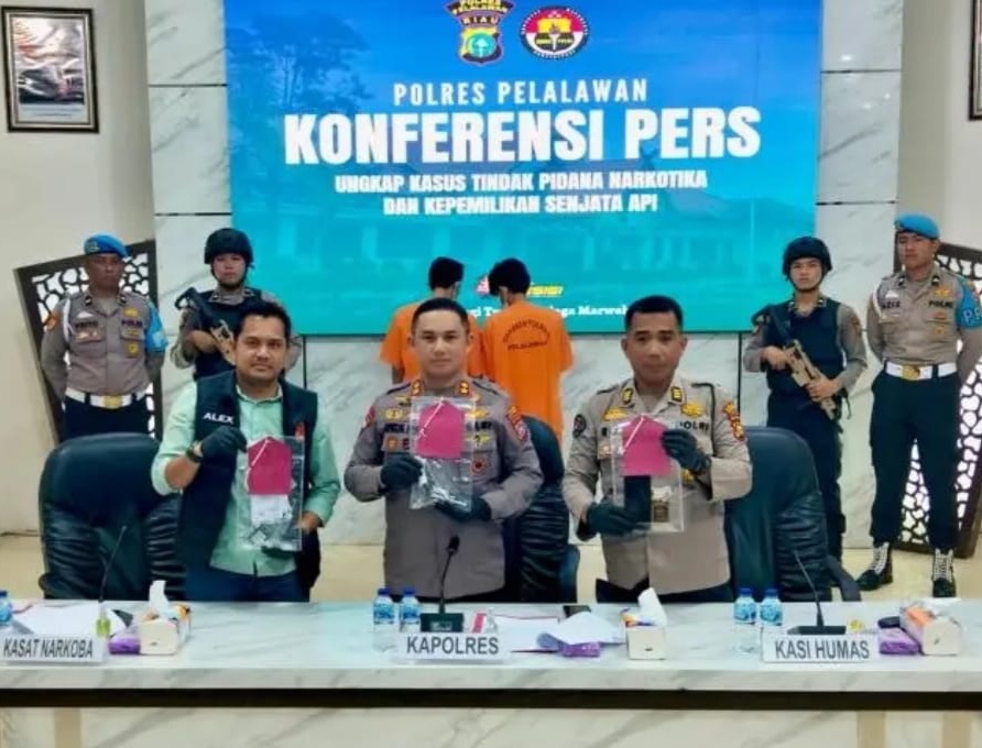 Tangkap Dua Pengedar Narkoba di Pelalawan, Polisi Juga Temukan Sabu dan Senjata Api Rakitan