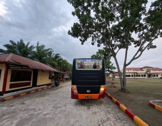 Peduli Pendidikan, Brimob Polda Riau Hadirkan Bus Sekolah Gratis di Rohil