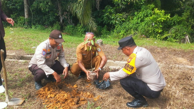 Lewat Green Policing, Polsek Ukui Dorong Kesadaran Lingkungan di Kecamatan Ukui