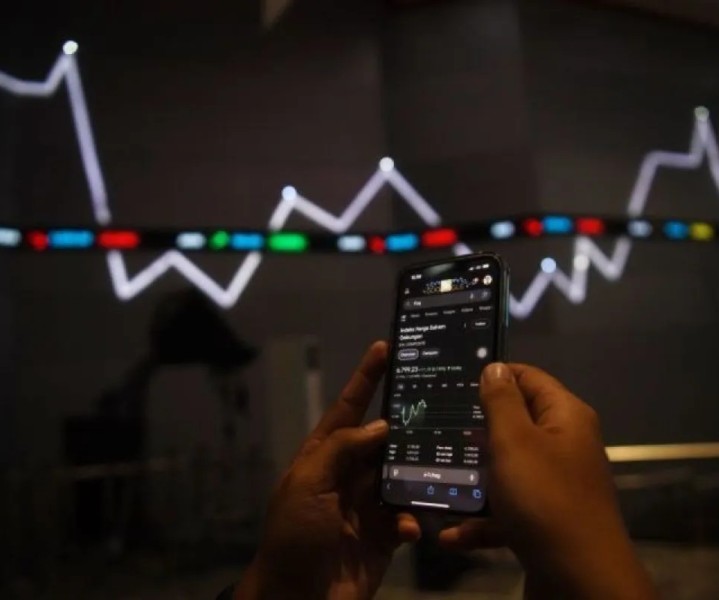 Pasar saham anjlok akibat tarif, Donald Trump ibaratkan seperti minum obat
