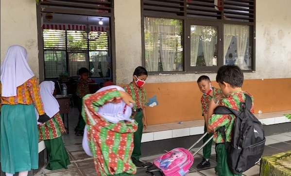 Sampah Menumpuk, Siswa SDN 8 Pekanbaru Belajar Pakai Masker