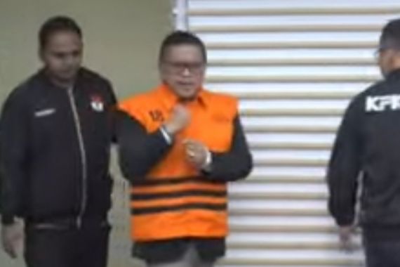 Kepalan Tangan Merdeka dan Senyuman Hasto Ketika Ditahan KPK