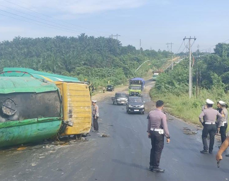 Truk Tangki CPO Terguling di Lintas Duri-Pekanbaru, Tumpahan Minyak Banjiri Jalan