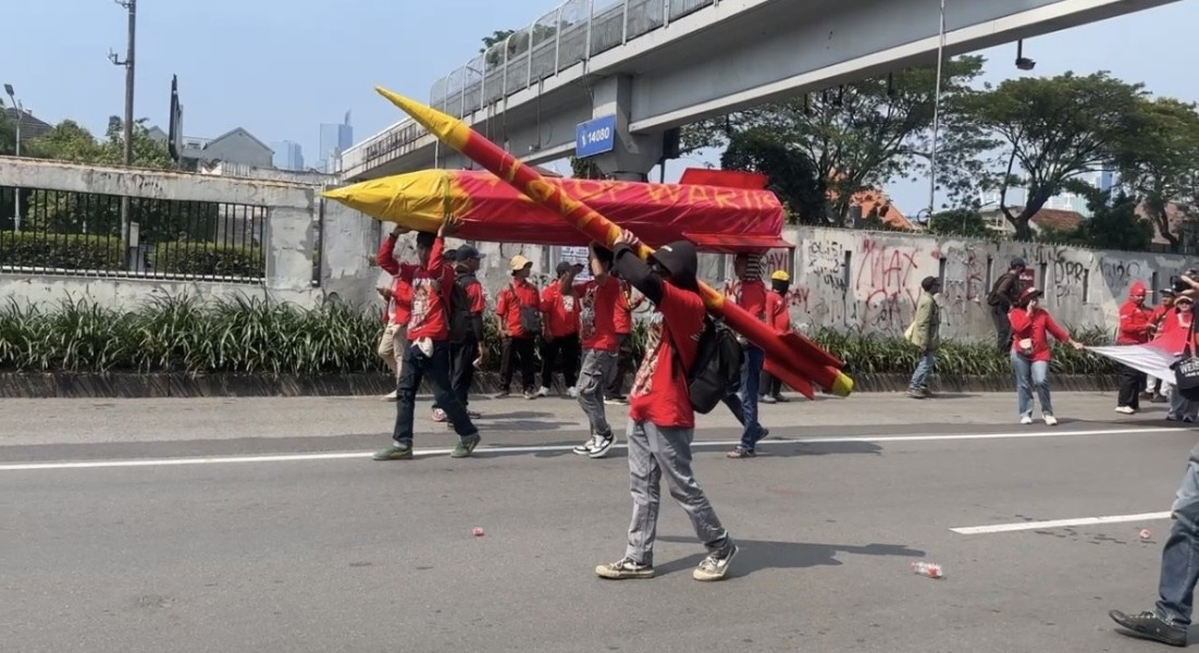 Bawa Replika Rudal, Massa Buruh Geruduk Gedung DPR