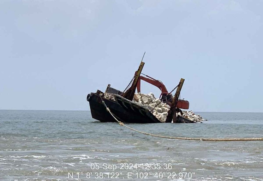 Kapal Tongkang Bocor dan Kandas di Perairan Kepulauan Meranti