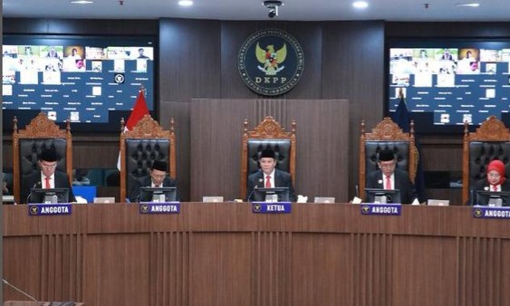 DKPP Beri Sanksi Peringatan Keras ke Ketua-4 Anggota KPU Sewa Private Jet