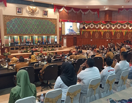 Tak Dihadiri Plt Gubernur, DPRD Riau Tunda Paripurna LKPj