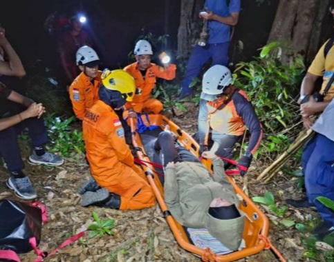 Pendaki Gunung Ranai Dievakuasi Setelah Terpeleset dan Mengalami Cedera Kaki