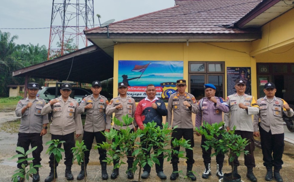 Aksi Polsek Ukui untuk Bumi, Hijaukan Lingkungan Lewat Tanam Pohon