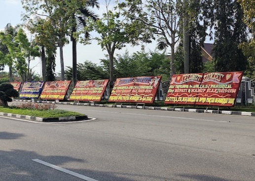 Pilkada Berlarut-larut, Afni-Syamsurizal Sudah Tiga Kali Dikirim Papan Bunga Ucapan Selamat