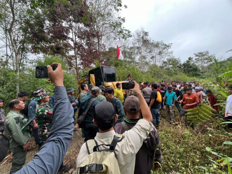 Penertiban Sempat Dihadang Warga, Tim Gakkum KLHK Berhasil Keluarkan Ekskavator dari TNBG