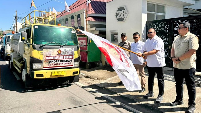 DPD Gerindra Sumbar Salurkan Bantuan Air Bersih ke Korban Banjir Padang