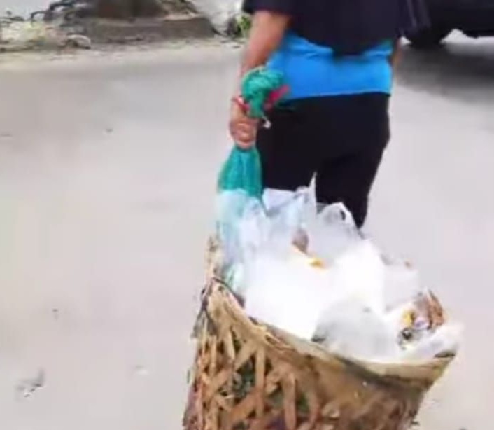Warga Geram, Ulah Pedagang Buang Sampah ke Jalan Direkam dan Viral di Medsos