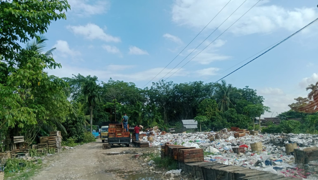 Buang di Tanah Sendiri, Sampah Pasar Buah Menumpuk, Lalat Berterbangan dan Bau Busuk