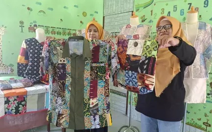 Dari Sampah Jadi Cuan, Ibu-ibu di Gresik Ubah Kain Perca Jadi Batik