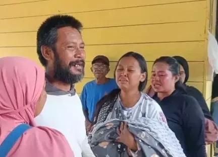 Tangis Istri Pecah, 15 Kuli Panggul Jadi Tersangka Kasus Pasir Timah