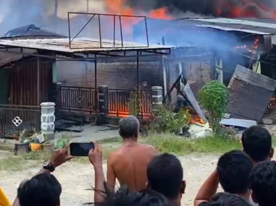 Capai Ratusan Juta Termasuk Toko Emas, Belasan Kios Terbakar di Pasar Kuok