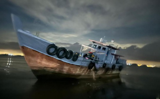 Polisi Tangkap Kapal Kayu Angkut 10 Ton Solar Tanpa Dokumen Resmi di Batam