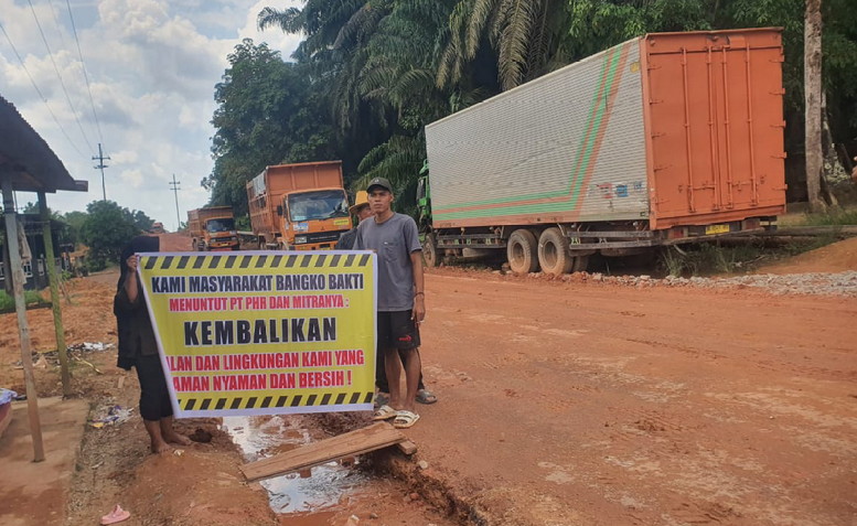 Picu Jalan Aspal Berlumpur, Warga Rohil Protes PT PHR dan Rekanan