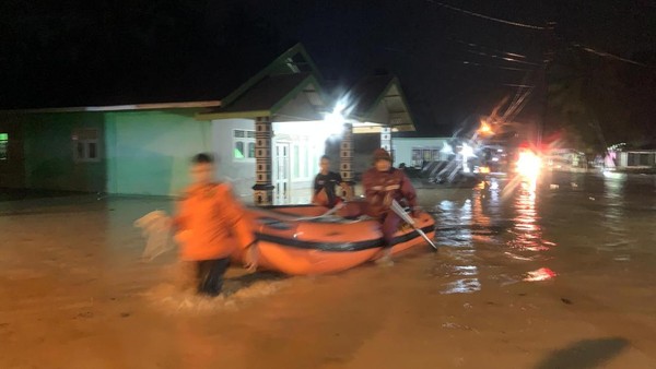 Banjir Rendam Tiga Kabupaten di Sumbar, Padang Pariaman Paling Terdampak