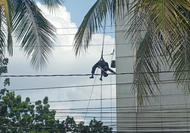 Tersengat Listrik Saat Bersihkan Gedung Bank UOB, Pekerja Tergantung Tak Sadarkan Diri