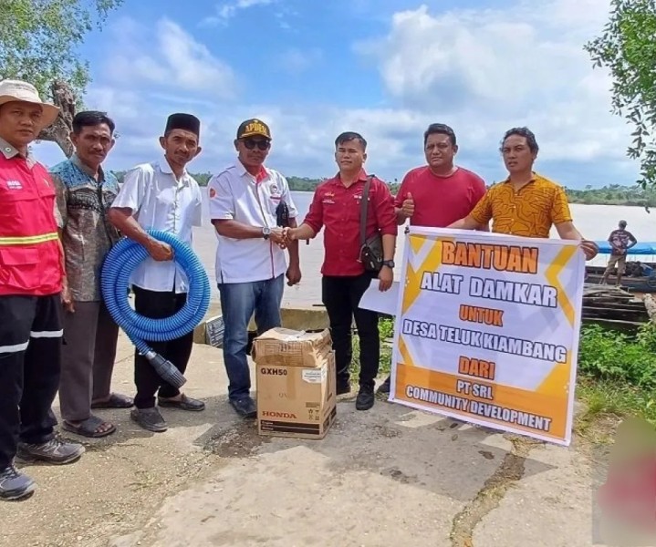 PT SRL serahkan 1 set alat pemadam kebakaran untuk Desa Teluk Kiambang