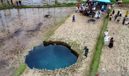 Badan Geologi Ungkap Penyebab Sinkhole di Tengah Sawah di Sumbar