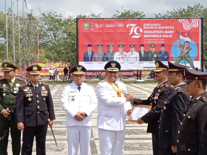 Delapan Polisi yang Berhasil Gagalkan Peredaran Narkoba dapat Penghargaan dari Bupati Siak