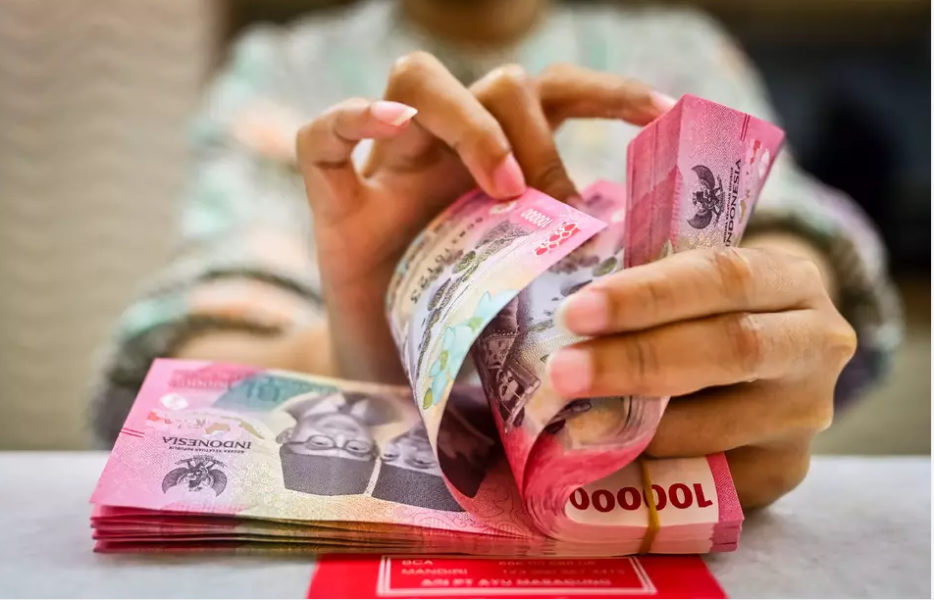Rupiah Ditutup Melemah ke Level Rp 16.456 Per Dolar AS