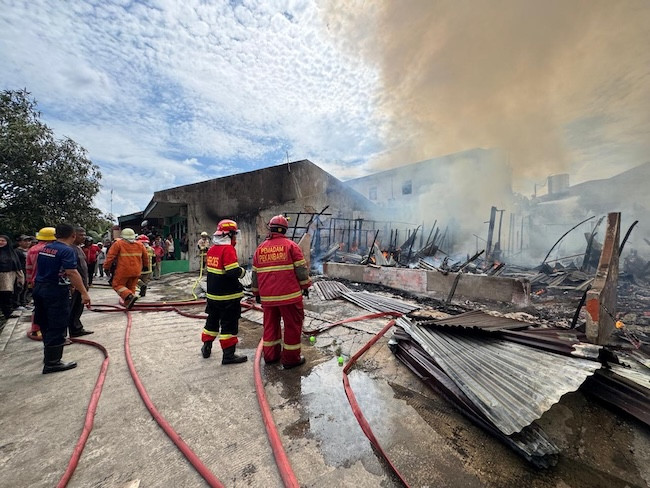 Kebakaran Hanguskan 6 Rumah Petak di Marpoyan Damai, 3 Motor Ikut Terbakar